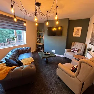 https://modern-three-bedroom-home-hoyland-barnsley.yorkshirehotels.net